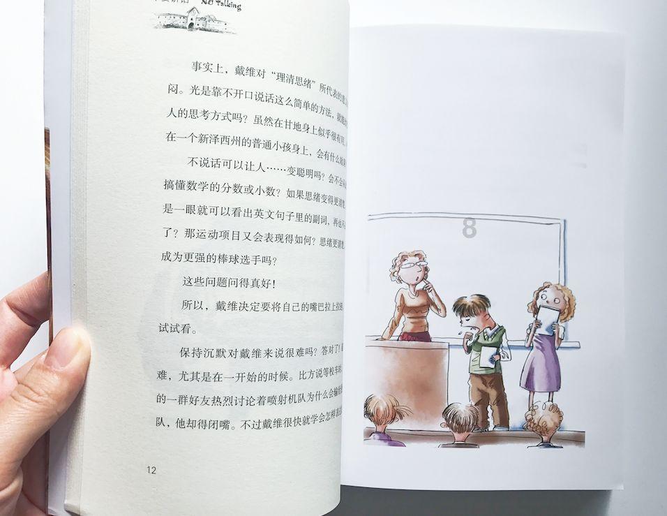 猴西Halsey穿裸色吊带小礼裙 搭配羽毛外搭秀锁骨
