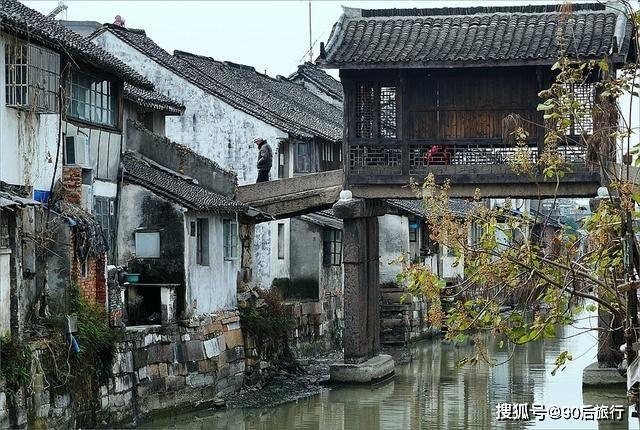 逃离破旧弃城