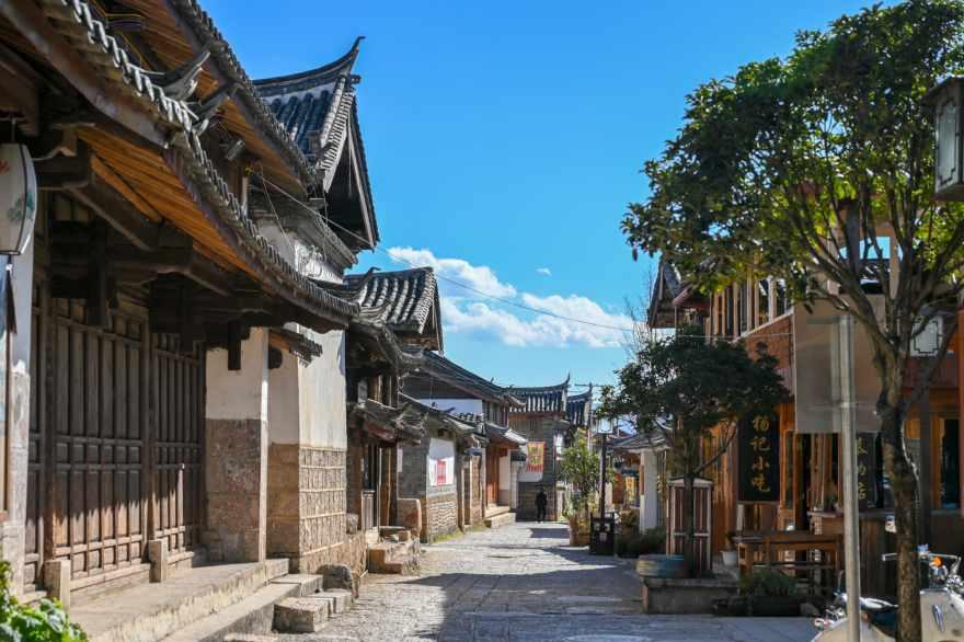 上海阿婆草丛捡到一黑人男婴，将其收留抚养20年，如今怎样
