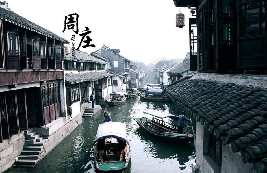 成龙开7人座商务录制河南春晚,4位导演迎接,下车的动作令人意外